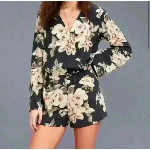 Lulus Floral Long Sleeve Shorts Romper With Pockets. Women’s Size Small - Picture 1 of 10